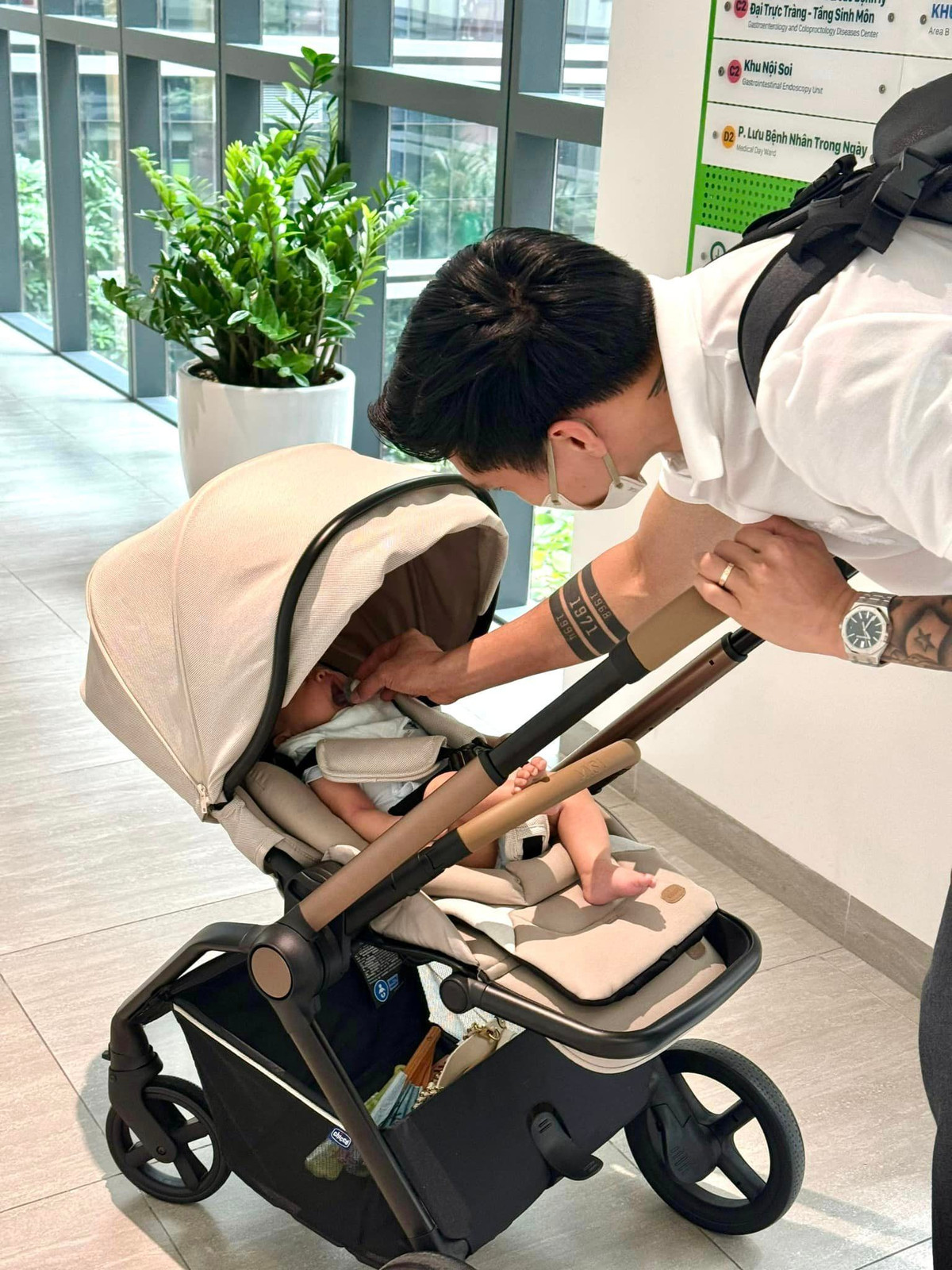 Theo dõi trang cá nhân của em bé Lúa, ai cũng thấy mỗi ngày cậu bé được mẹ diện cho rất nhiều outfit. Ảnh: IG minhlaluaday_