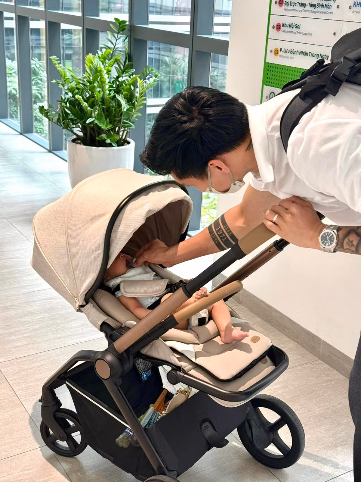 Theo dõi trang cá nhân của em bé Lúa, ai cũng thấy mỗi ngày cậu bé được mẹ diện cho rất nhiều outfit. Ảnh: IG minhlaluaday_