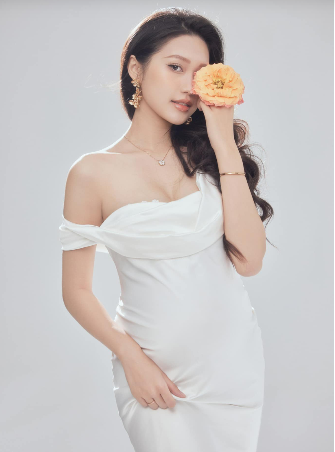 Nhiều người dự đoán bé Lúa sẽ thừa hưởng những nét đẹp và tài năng từ cả bố lẫn mẹ. Ảnh: FB Doan Hai My