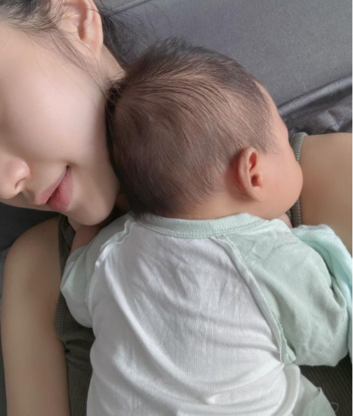 Em bé Lúa bé xíu nhưng đã được diện các trang phục của những thương hiệu "xịn sò". Ảnh: IG minhlaluaday_