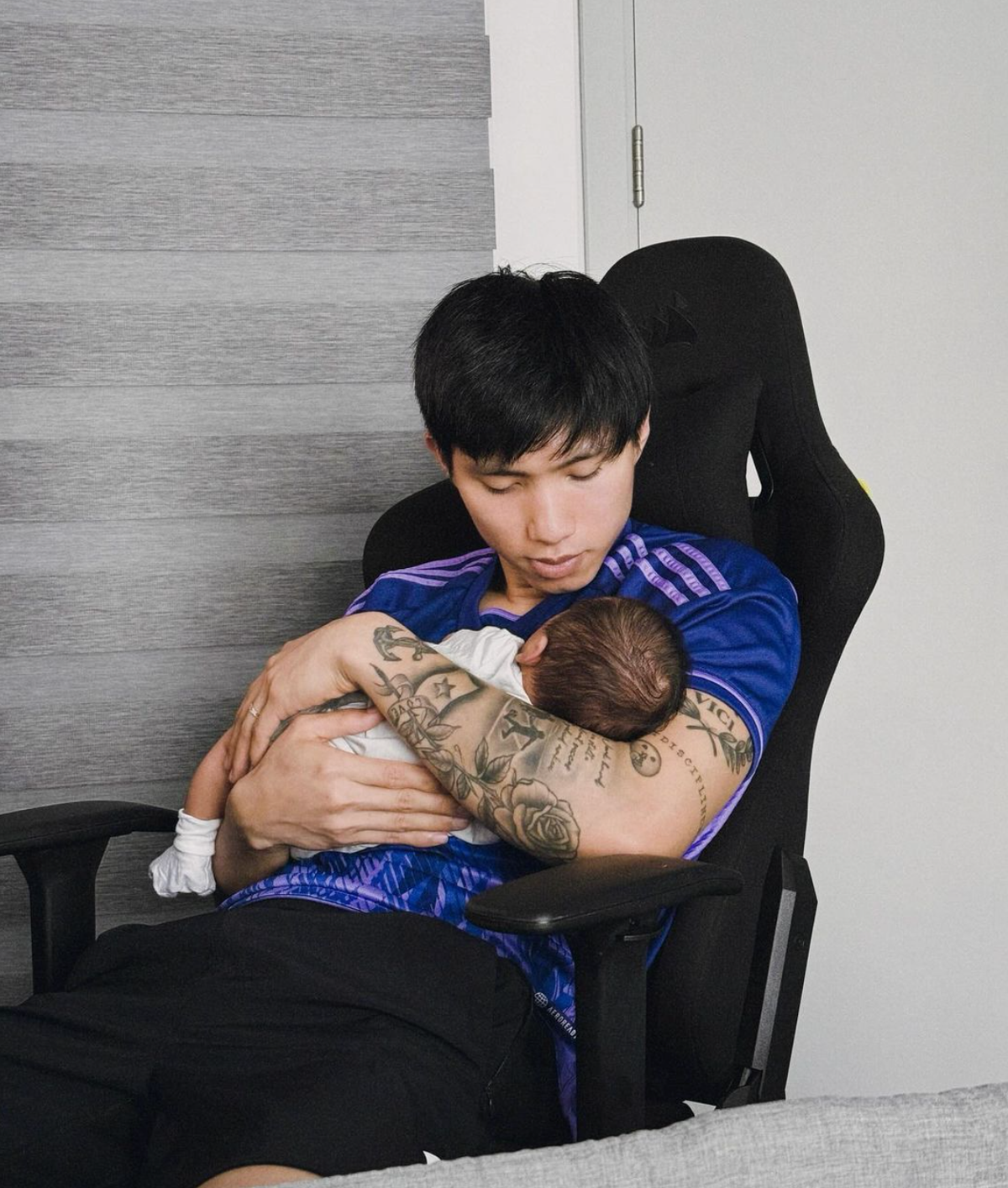 Dù nhận được nhiều ý kiến khác nhau, không thể phủ nhận rằng bé Lúa đang có một cuộc sống vô cùng hạnh phúc và đầy đủ. Việc được bố mẹ yêu thương, chăm sóc chu đáo sẽ là hành trang quý giá giúp bé Lúa lớn lên khỏe mạnh và phát triển toàn diện. Ảnh: IG minhlaluaday_