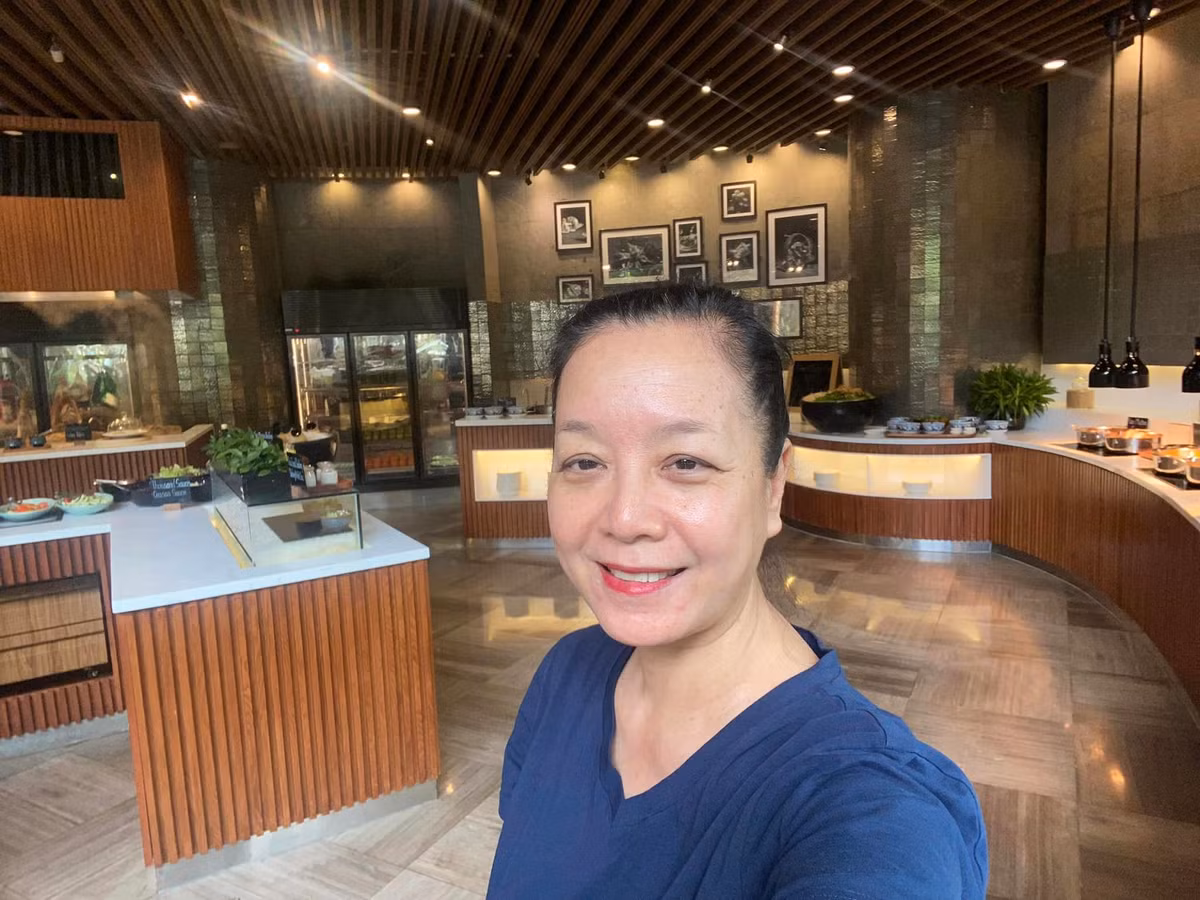 Nụ cười rạng rỡ cùng thần thái sang trọng, cuốn hút chính là điểm nhấn tạo nên sức hút cho NSƯT Chiều Xuân.