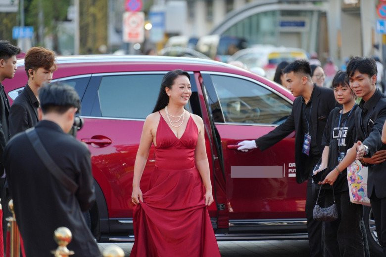 Công chúng không tiếc lời ca ngợi, cho rằng cô chính là mỹ nhân không tuổi của màn ảnh Việt, nhiều năm qua vẫn không hề thay đổi.