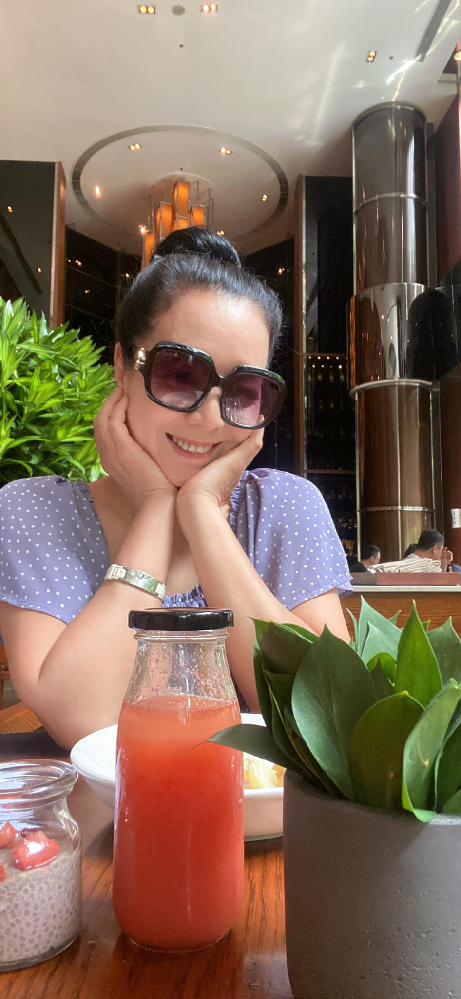 Trải qua bao thăng trầm của cuộc sống, ở tuổi 57, nghệ sĩ Chiều Xuân vẫn khiến người khác phải trầm trồ bởi nhan sắc "lão hóa ngược".