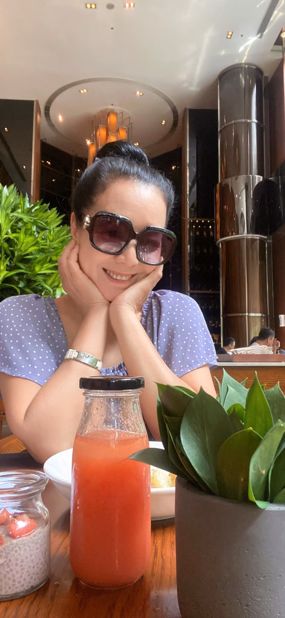 Trải qua bao thăng trầm của cuộc sống, ở tuổi 57, nghệ sĩ Chiều Xuân vẫn khiến người khác phải trầm trồ bởi nhan sắc "lão hóa ngược".