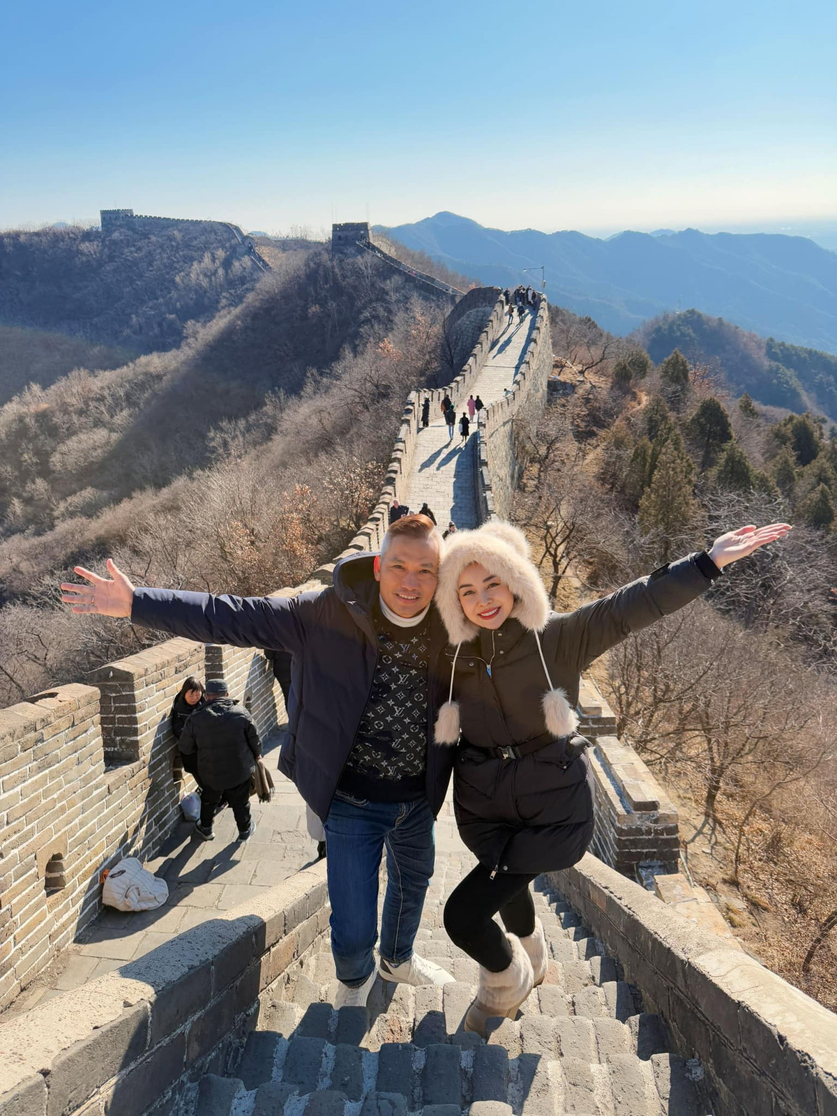 Hoa hậu Jennifer Phạm cùng chồng check in Vạn Lý Trường Thành. Ảnh: FB Jennifer Pham