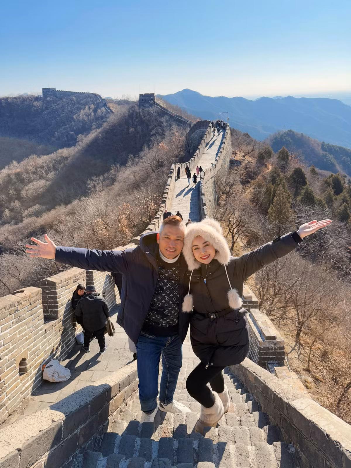 Hoa hậu Jennifer Phạm cùng chồng check in Vạn Lý Trường Thành. Ảnh: FB Jennifer Pham