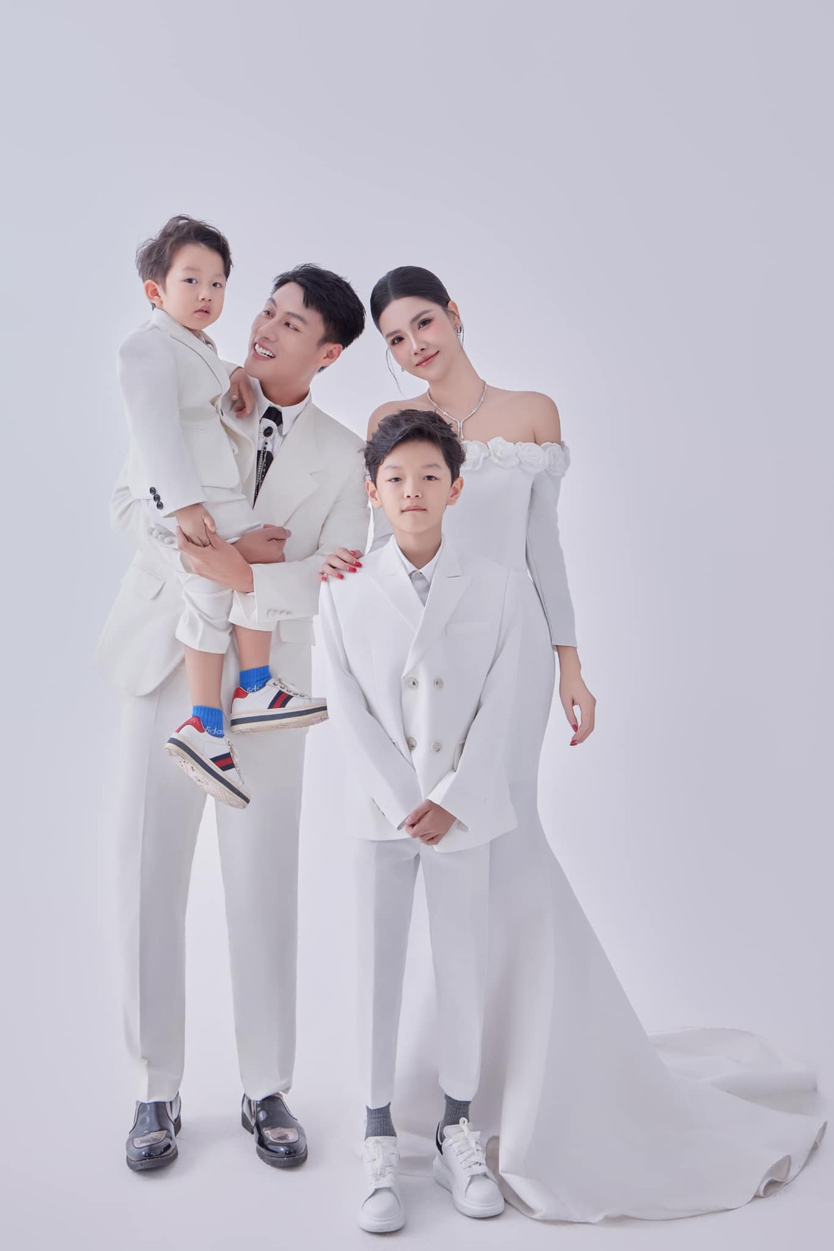 Gia đình Kỳ Hân chụp ảnh kỷ niệm ai cũng trầm trồ nhan sắc. Ảnh: FB Han Ky Nguyen