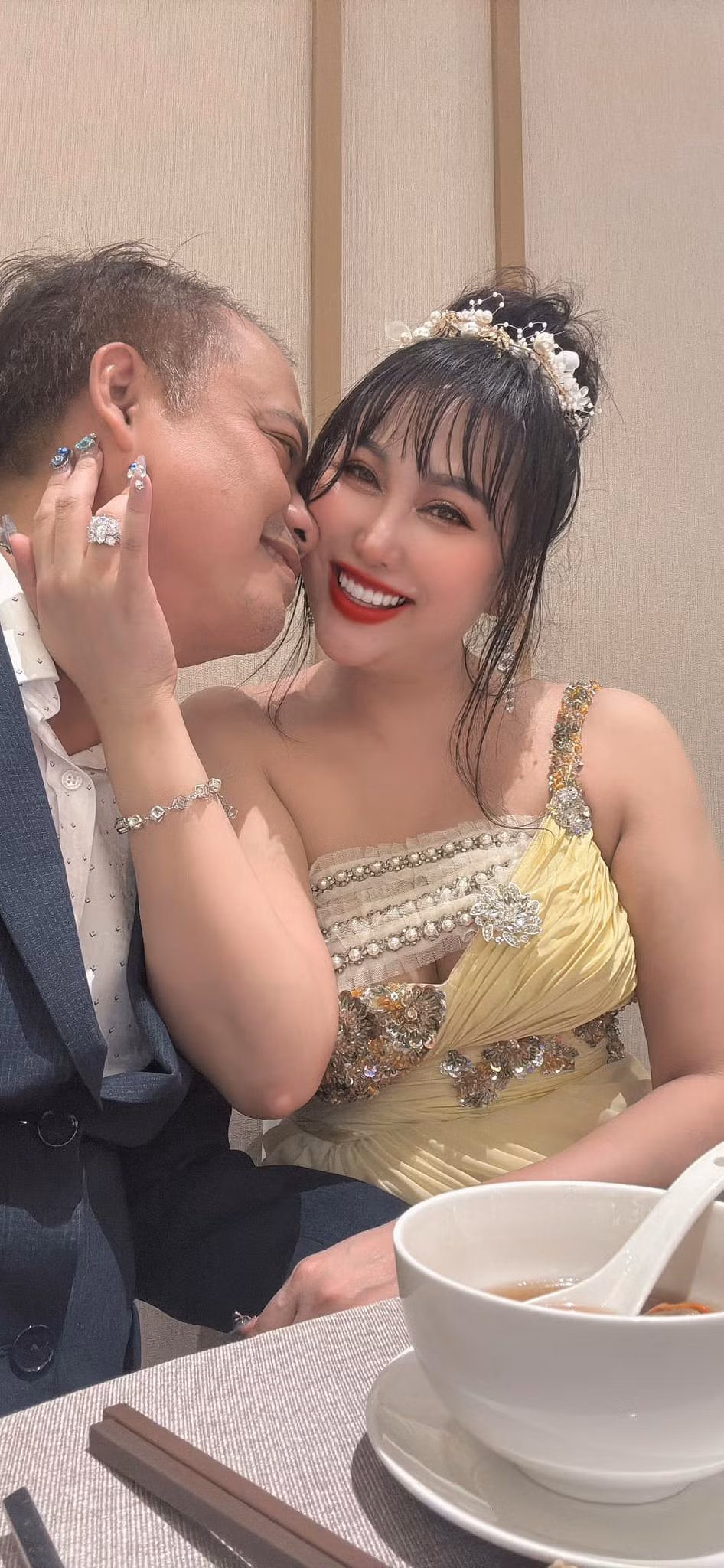 Phi Thanh Vân chụp ảnh tình tứ bên tình mới hơn 10 tuổi. Ảnh: FB Phi Thanh Vân