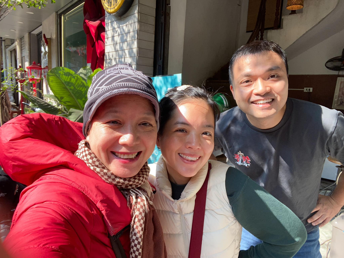 NSƯT Chiều Xuân cười tươi bên con gái nhân một ngày nắng đẹp. Ảnh: FB Nguyễn Thị Chiều Xuân