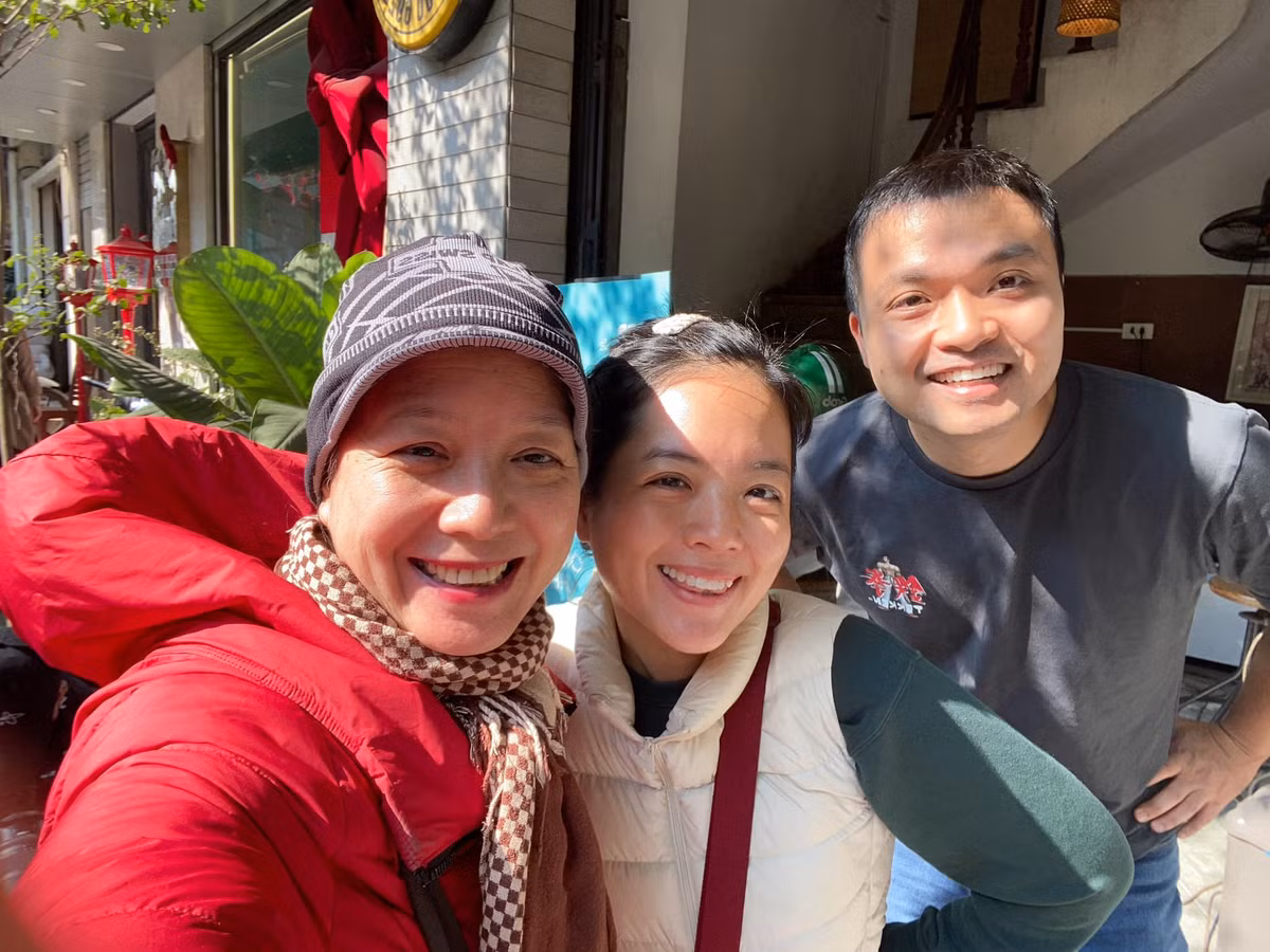 NSƯT Chiều Xuân cười tươi bên con gái nhân một ngày nắng đẹp. Ảnh: FB Nguyễn Thị Chiều Xuân