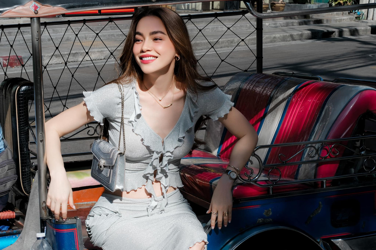 Ca sĩ Hồ Ngọc Hà tạo dáng xinh đẹp bên cạnh xe tuktuk. Ảnh: FB Ho Ngoc Ha