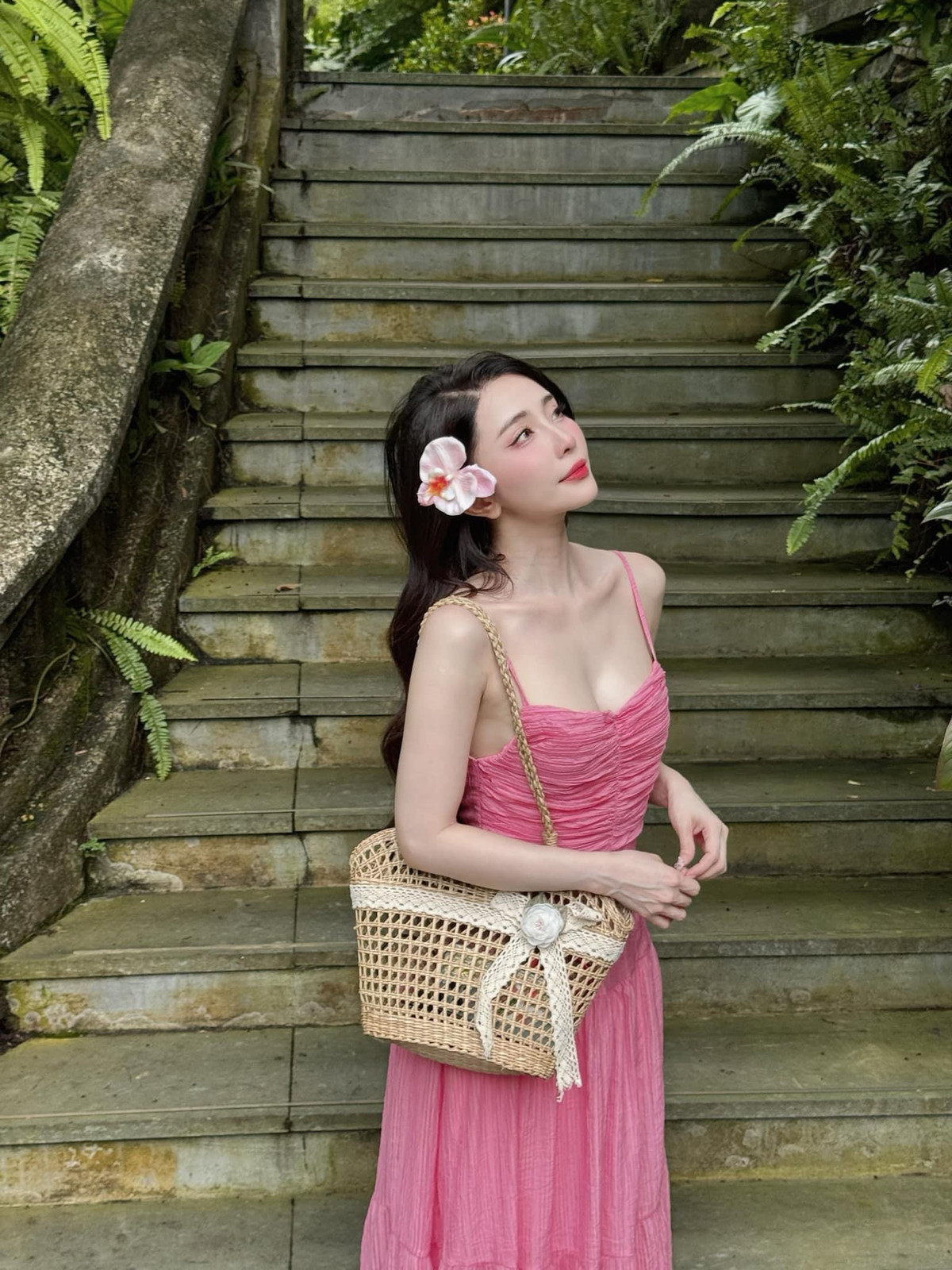 Ở tuổi U40, chị đẹp Quỳnh Nga vẫn sở hữu hình thể nuột nà, làn da trắng sứ, tỷ lệ cơ thể đẹp cùng một phong cách thời trang tuyệt mỹ, mà không kém phần gợi cảm.