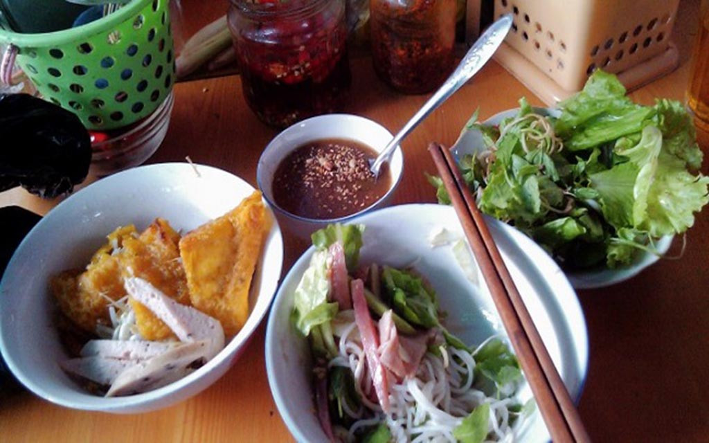 Bún mắm nêm là món nhất định du khách phải thưởng thức một lần khi đến du lịch Vĩnh Hy. Bún mắm nêm là món ăn thử thách cho bất kỳ ai khi không ăn được mắm. Tuy nhiên khi đã một lần thử và hài lòng, việc thèm thuồng trong những lúc đói bụng là điều sẽ không thể tránh khỏi.