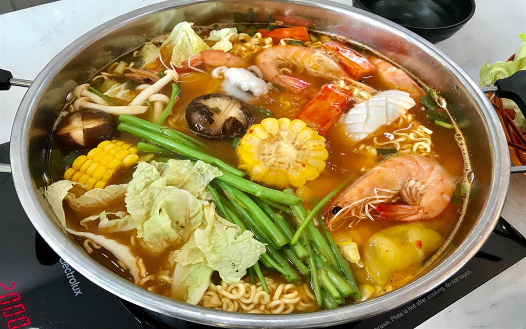 Lẩu hải sản là món lẩu đầu tiên được xếp vào trong danh sách những món ăn không thể bỏ qua khi đến Vĩnh Hy. Lẩu hải sản xứng đáng là món để du khách thưởng thức và đánh giá về độ tươi sống của hải sản nơi đây.