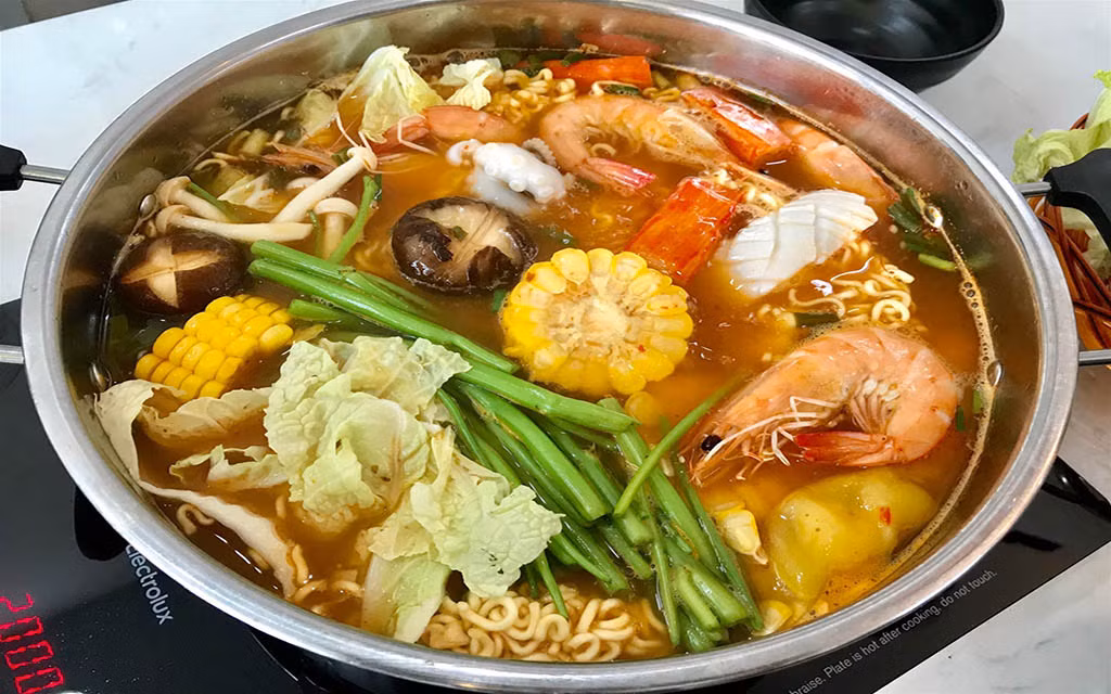 Lẩu hải sản là món lẩu đầu tiên được xếp vào trong danh sách những món ăn không thể bỏ qua khi đến Vĩnh Hy. Lẩu hải sản xứng đáng là món để du khách thưởng thức và đánh giá về độ tươi sống của hải sản nơi đây.