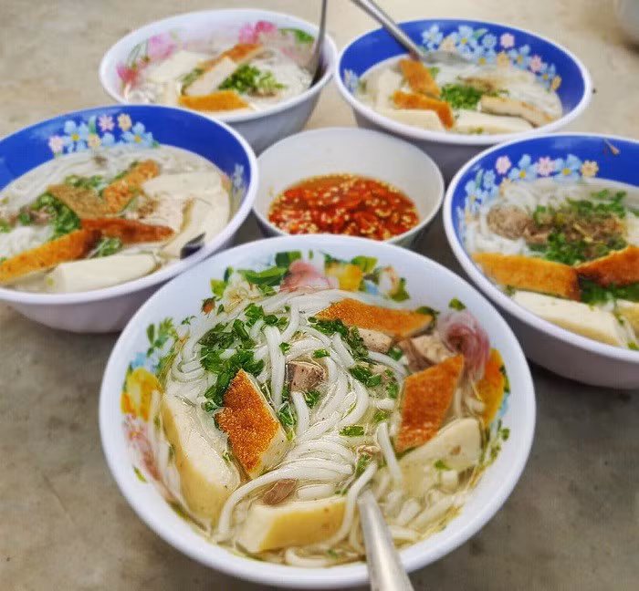 Bánh canh chả cá là món ăn bình dị nhưng lại mang hương vị đặc trưng của Vĩnh Hy. Bánh canh dai dai, nước dùng ngọt thanh từ xương cá, chả cá thơm ngon, ăn kèm với rau sống, ớt băm và hành phi.