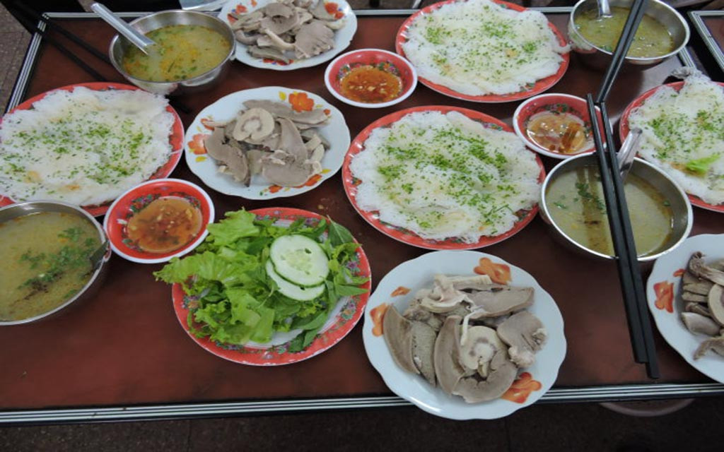 Bánh hỏi lòng heo cũng là đặc sản ngon ở Vĩnh Hy, Ninh Thuận. Món ăn này hội tụ đầy đủ của các yếu tố quan trọng như nước mắm, nội tạng heo, bánh hỏi, mở hành và rau rừng…