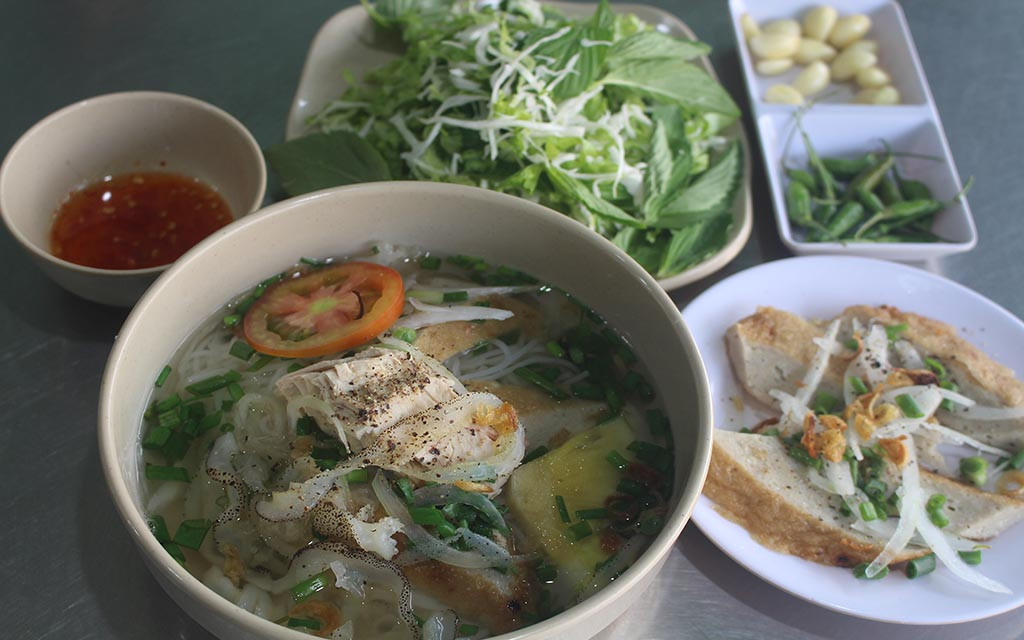 Tại Ninh Thuận, sứa được chế biến thành hai món, bún sứa và gỏi sứa. Tuy nhiên, bún sứa là món được nhiều người yêu thích hơn vì nó mang hương vị nhẹ nhàng nhưng đầy thú vị.