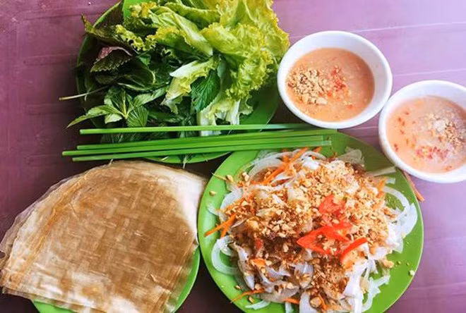 Nằm trong top đặc sản Vĩnh Hy phải kể đến gỏi cá mai, loại cá hơi giống với cá cơm nhưng ít mùi tanh, thịt trong suốt, giòn và ngọt. Gỏi cá mai gồm có gỏi ướt và gỏi khô. Vị cá tươi hòa quyện với nước chấm đặc trưng, rau thơm và đậu phộng tạo nên mùi vị thơm ngon, hài hòa và đặc trưng.