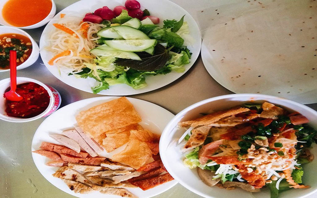 Nem nướng cuốn bánh tráng là món ăn dân dã của người dân nơi đây. Món ăn tuyệt ngon với các nguyên liệu chính là bánh tráng, nem nướng, các loại rau và mắm đậu phộng.