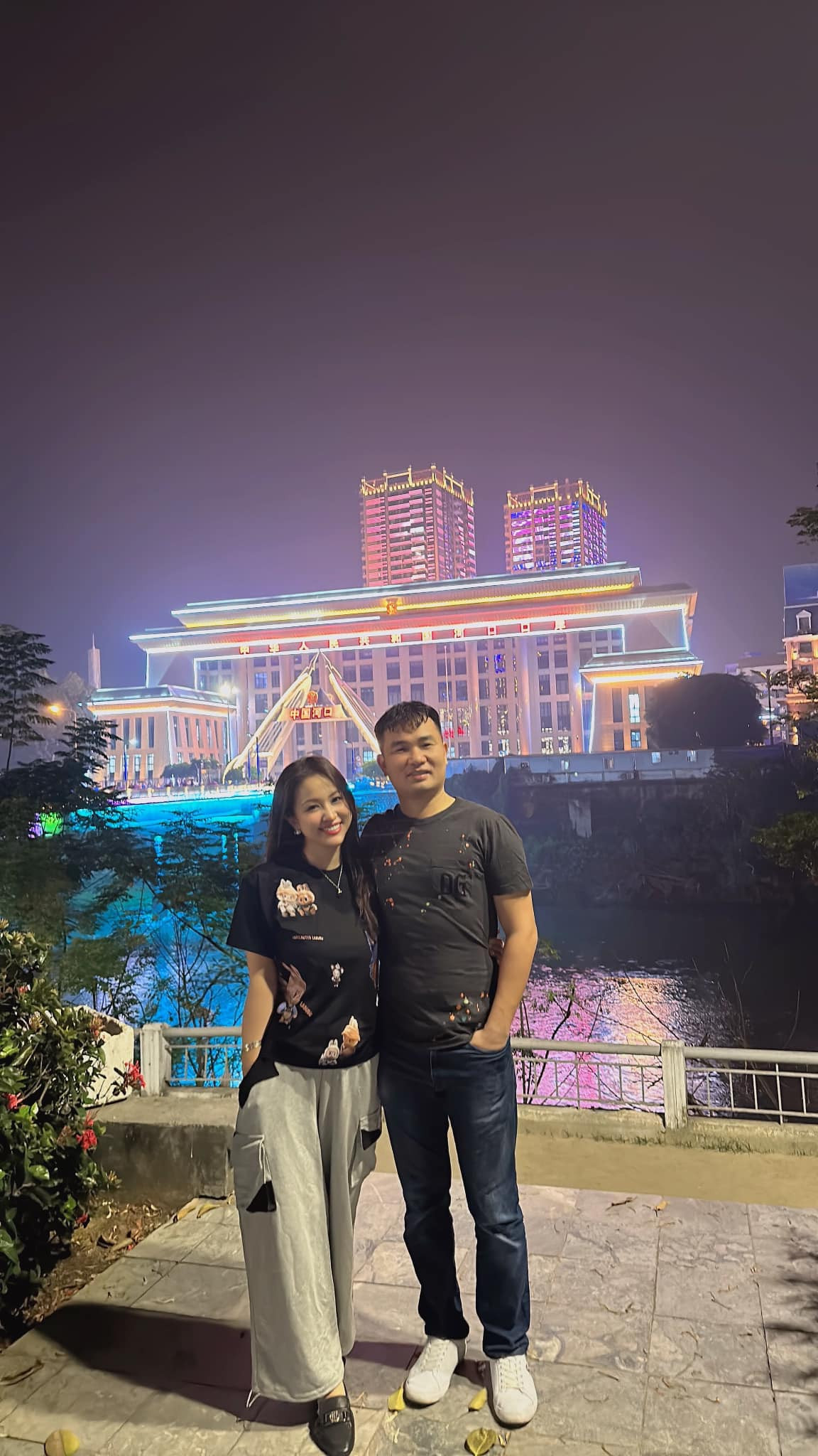 Vân Hugo và chồng trốn con sang Trung Quốc hâm nóng tình cảm. Ảnh: FB Nguyễn Thanh Vân