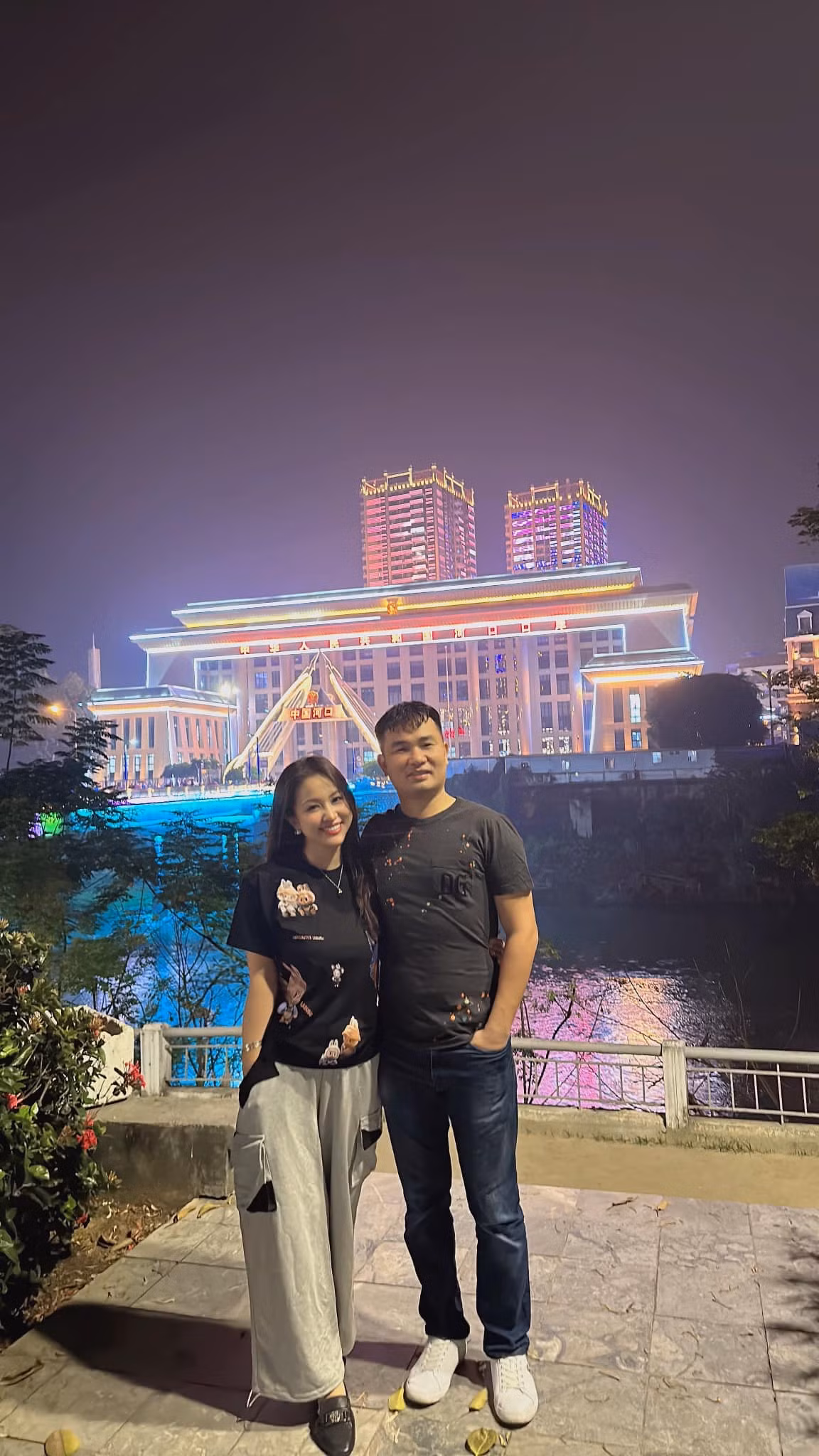 Vân Hugo và chồng trốn con sang Trung Quốc hâm nóng tình cảm. Ảnh: FB Nguyễn Thanh Vân