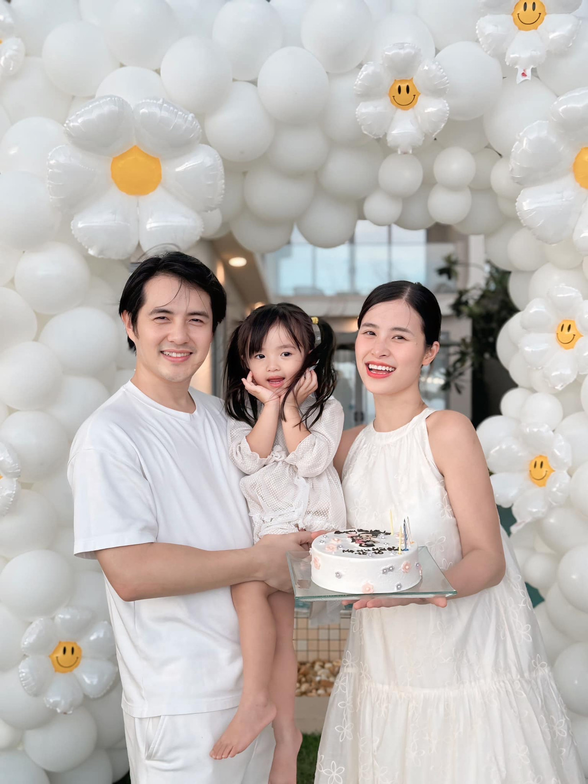 Đông Nhi hạnh phúc đón tuổi mới bên chồng và 2 con. Ảnh: FB Đông Nhi