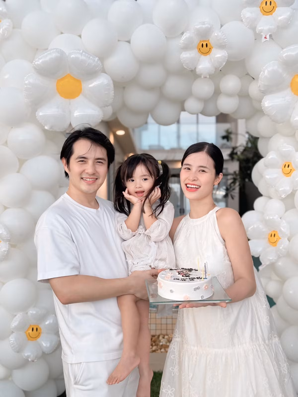 Đông Nhi hạnh phúc đón tuổi mới bên chồng và 2 con. Ảnh: FB Đông Nhi