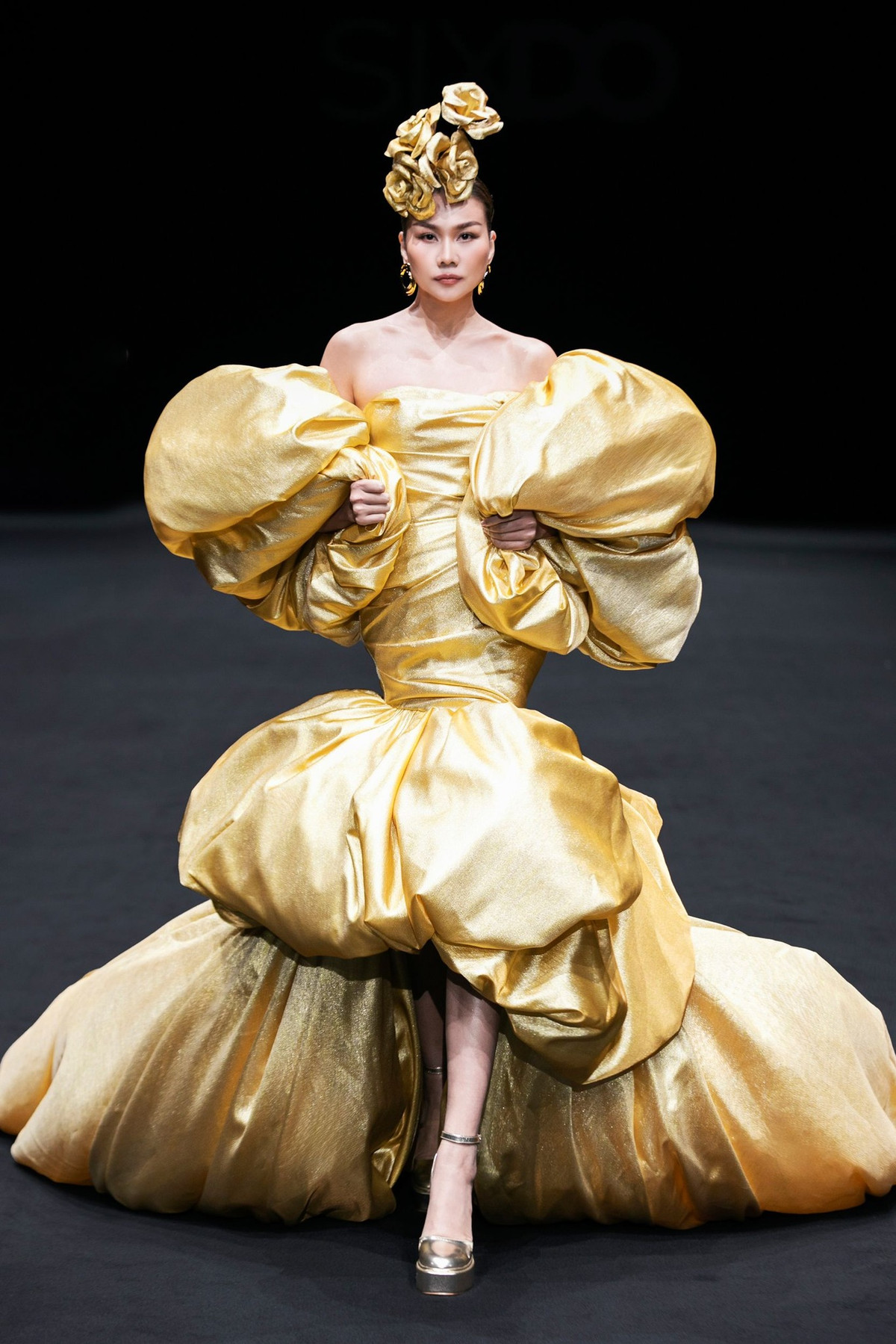 Thanh Hằng diện đầm nặng 15 kg, nổi bật trên sàn diễn. Ảnh: FB Thanh Hằng