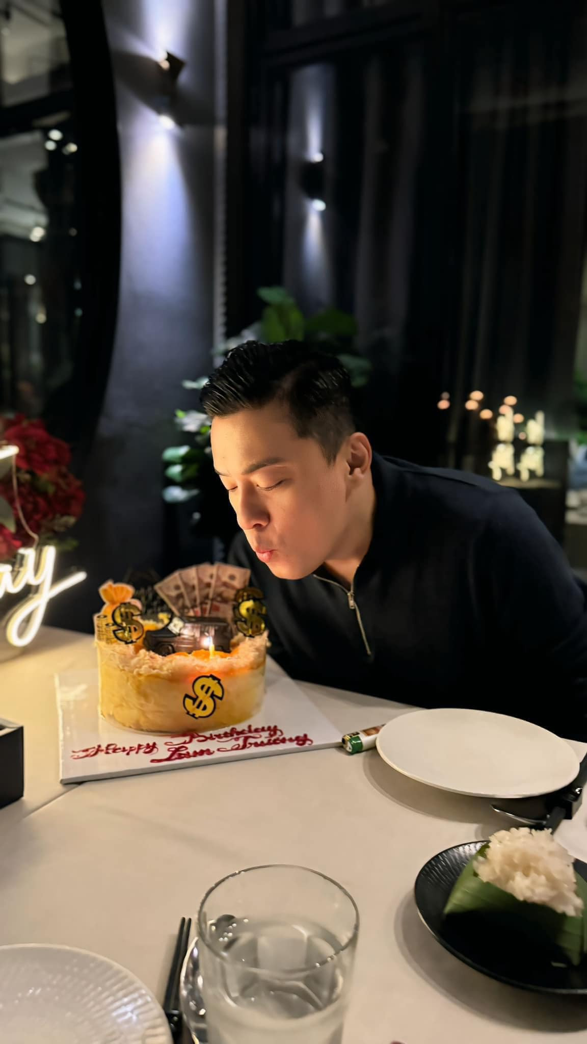 Ca sĩ Lam Trường thổi nến mừng sinh nhật. Ảnh: FB Lam Trường