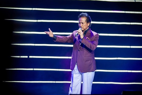 Ca sĩ Chế Linh có đời sống tình cảm nhiều thăng trầm. Ông đã trải qua 4 đời vợ, có tận 14 người con, 7 trai, 7 gái và số cháu mà đôi khi nam danh ca tếu táo đùa rằng ''không thể nhớ nổi hết". Ảnh: Gia đình &amp; Xã hội