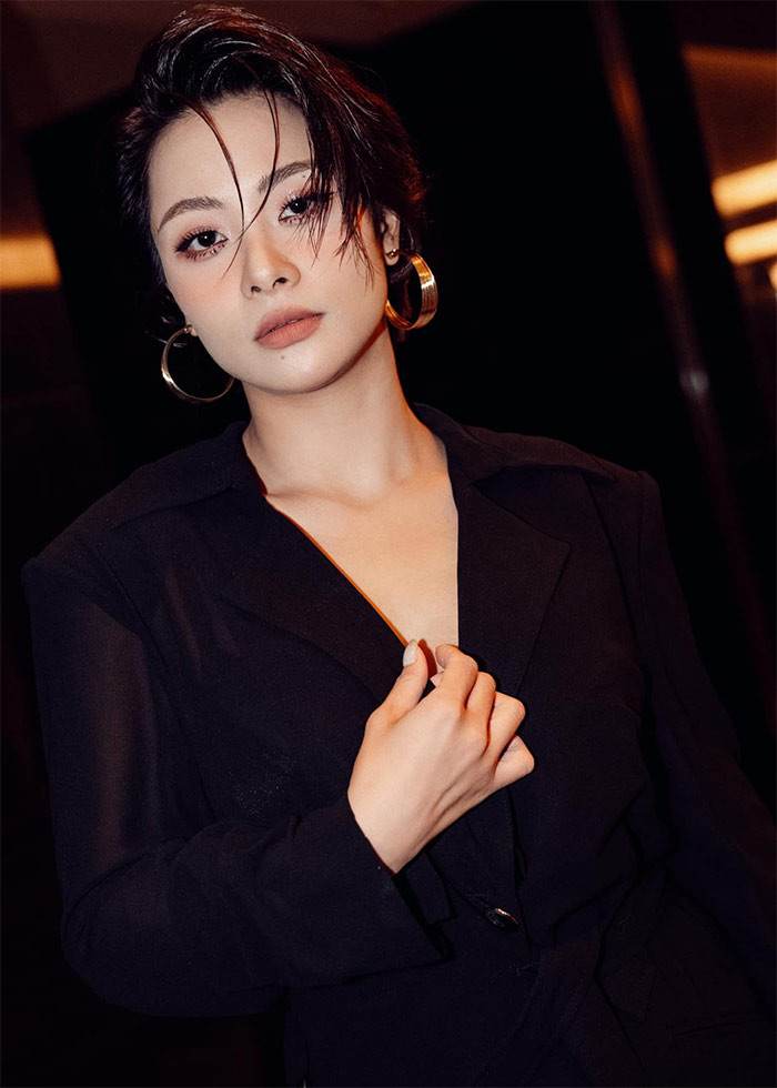 Mái tóc ngắn lại càng khiến nữ diễn viên sinh năm 1994 mạnh mẽ, cá tính hơn. (Ảnh: FB Huyền Thạch)