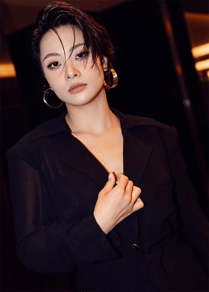 Mái tóc ngắn lại càng khiến nữ diễn viên sinh năm 1994 mạnh mẽ, cá tính hơn. (Ảnh: FB Huyền Thạch)