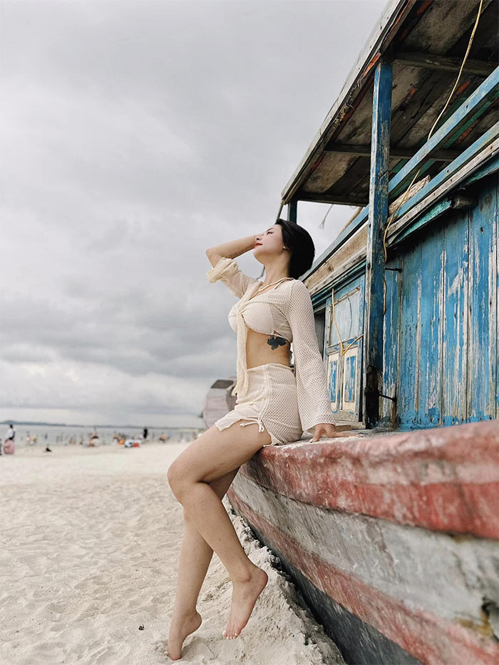 Sở hữu vẻ đẹp cá tính nên Huyền Thạch thường được giao những vai nữ có phần ghê gớm, đanh đá. (Ảnh: FB Huyền Thạch)