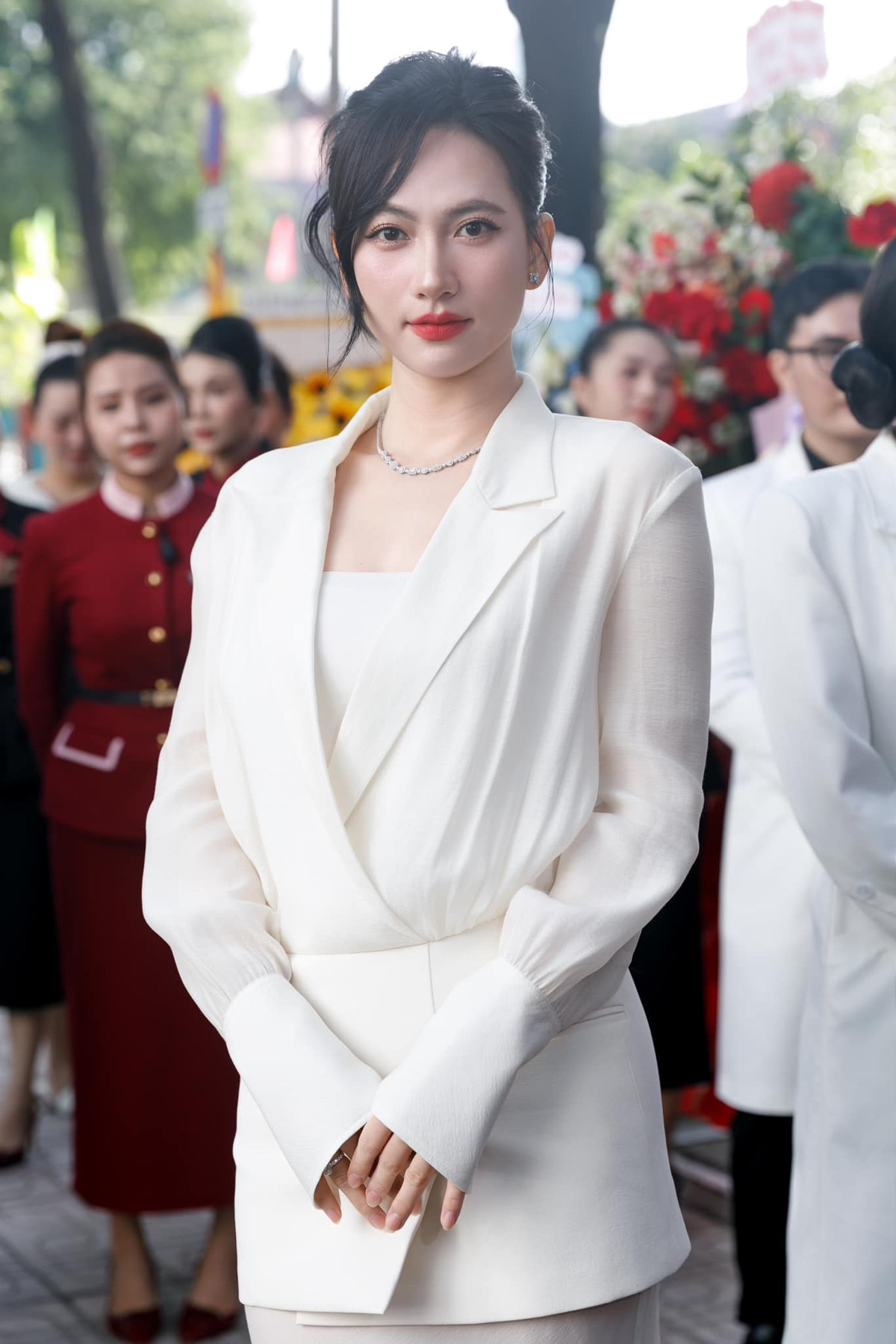 Phương Anh Đào diện cây trắng nổi bật dự sự kiện. Ảnh: FB Phương Anh Đào