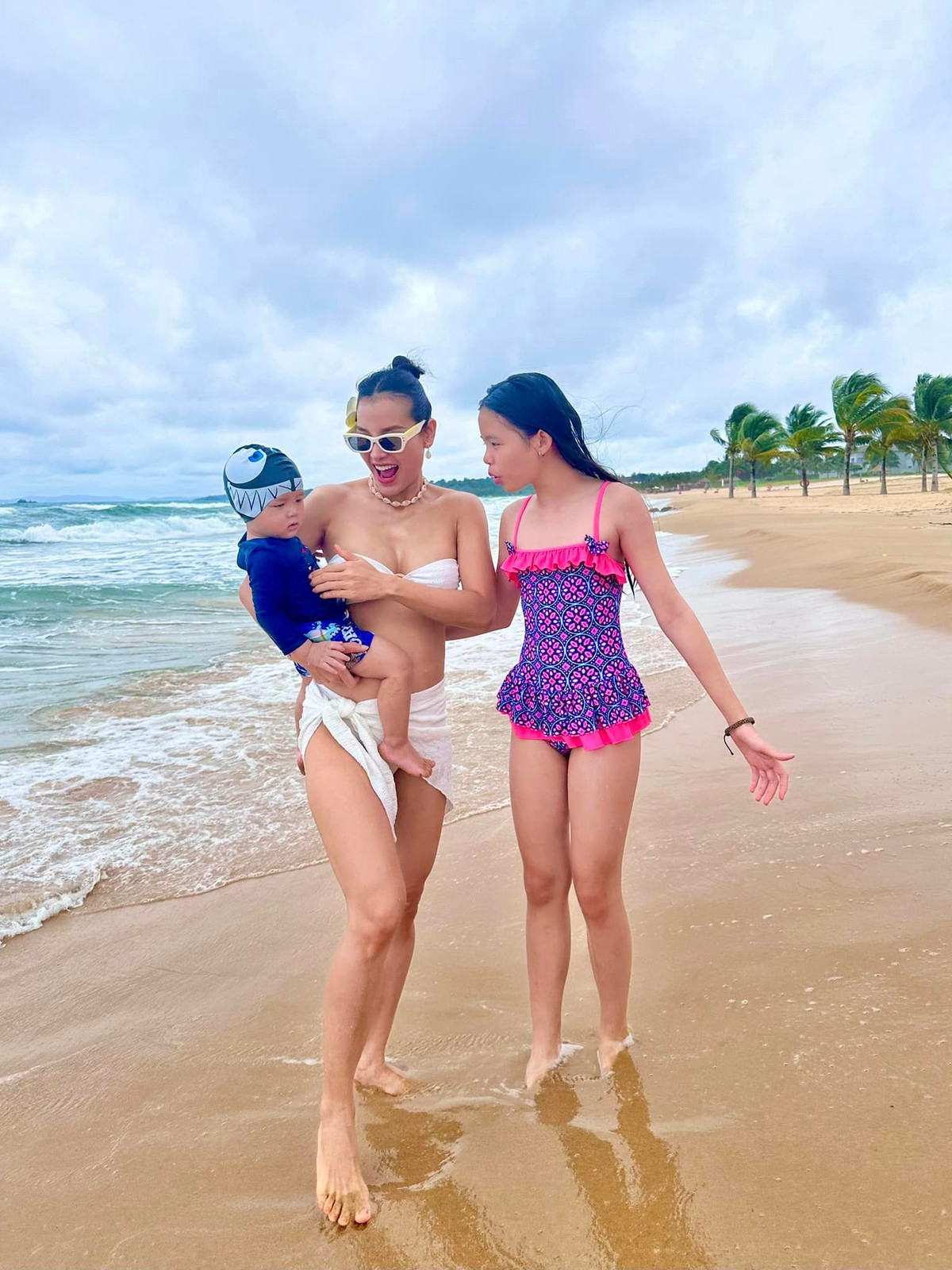 Phương Trinh Jolie khoe khoảnh khắc đi biển cùng con. Ảnh: FB Phương Trinh Jolie