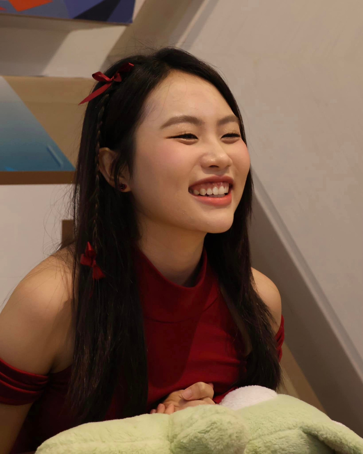 Phương Mỹ Chi cười tít mắt khi lên sóng giao lưu cùng fans. Ảnh: FB Phương Mỹ Chi