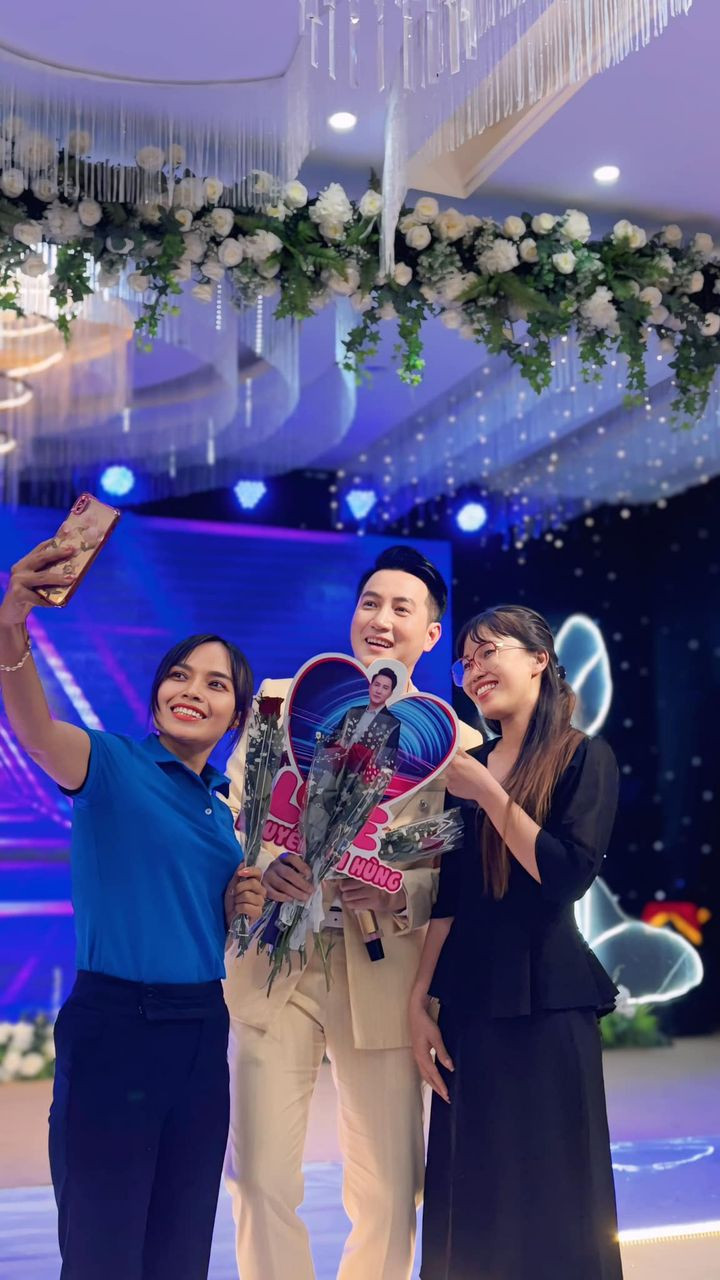 Ca sĩ Phi Hùng giao lưu cùng khán giả trên sân khấu. Ảnh: FB Nguyễn Phi Hùng