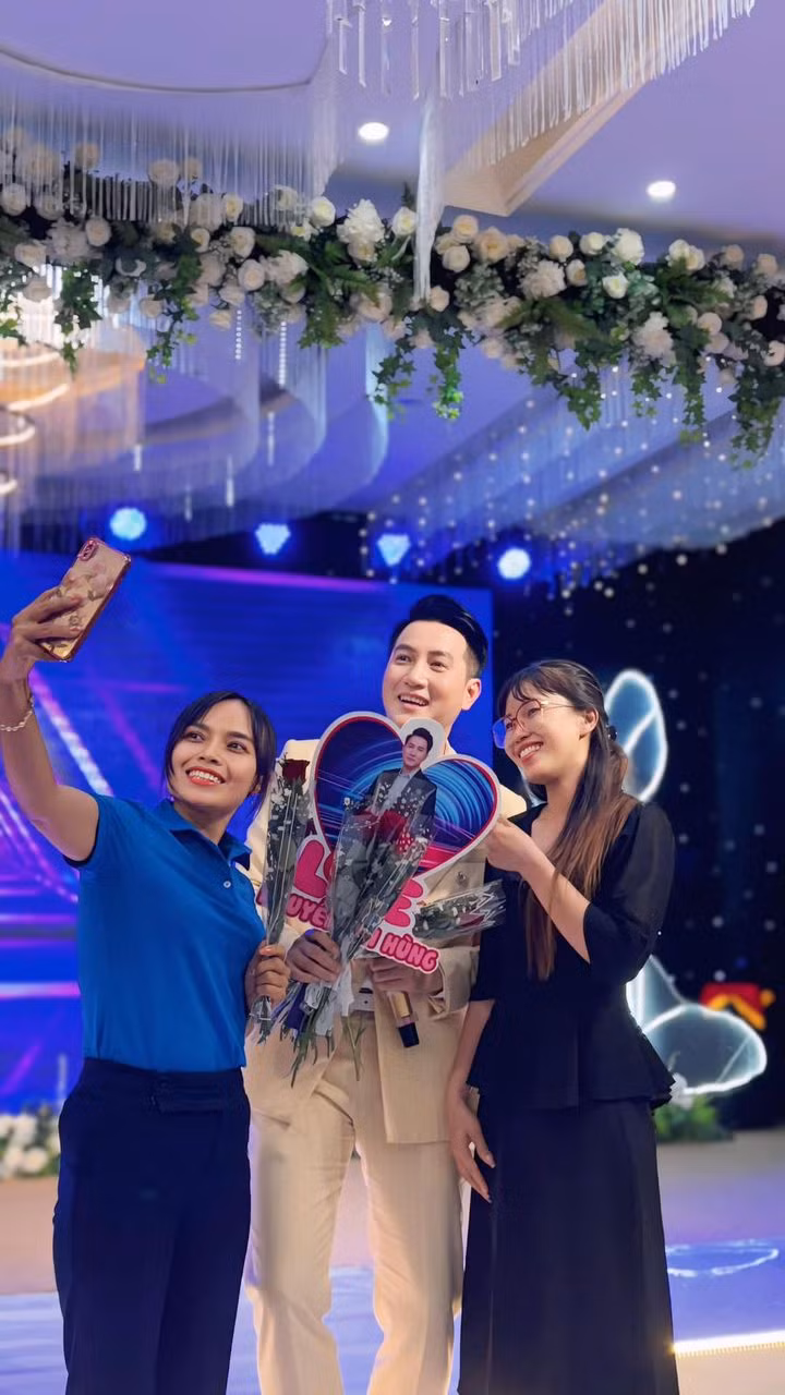 Ca sĩ Phi Hùng giao lưu cùng khán giả trên sân khấu. Ảnh: FB Nguyễn Phi Hùng