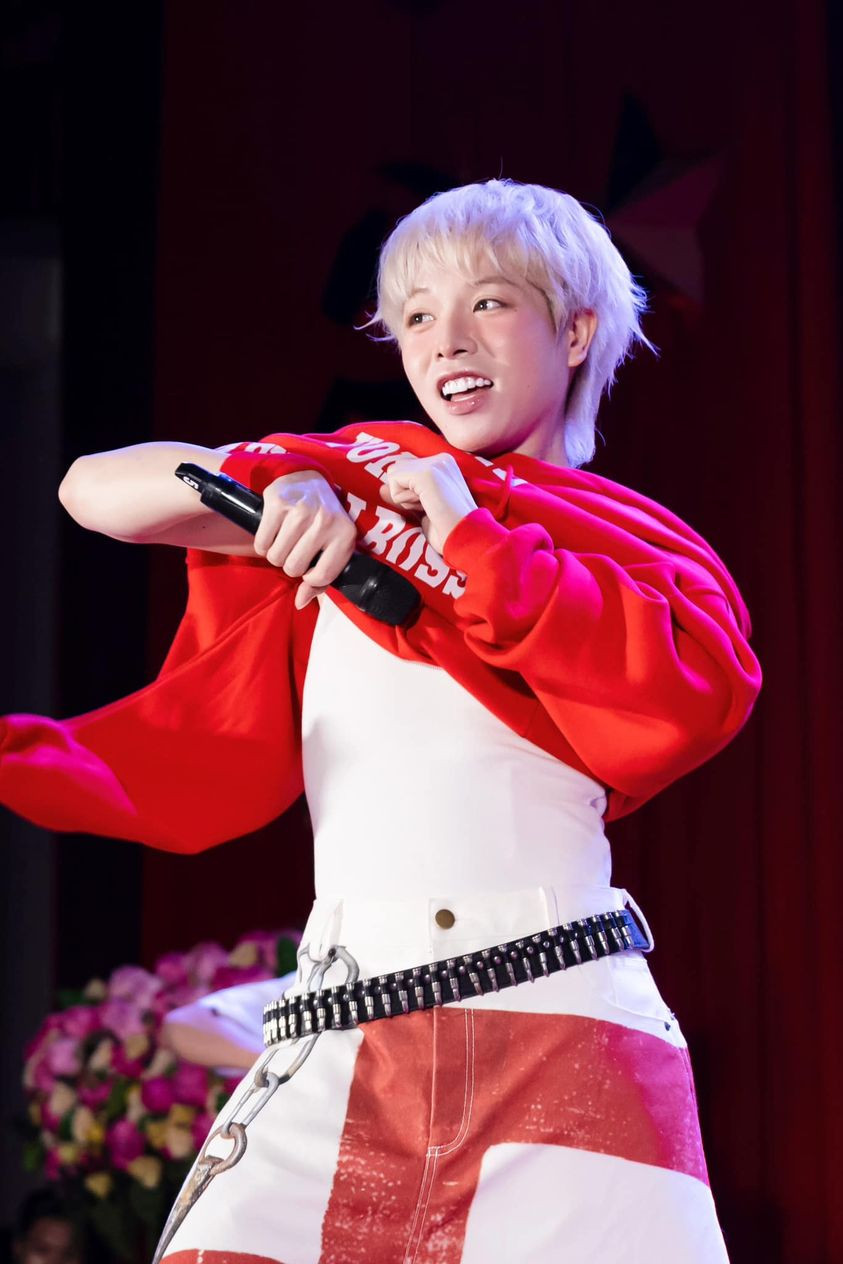 Đức Phúc cháy hết mình trên sân khấu trường đại học. Ảnh: FB Đức Phúc