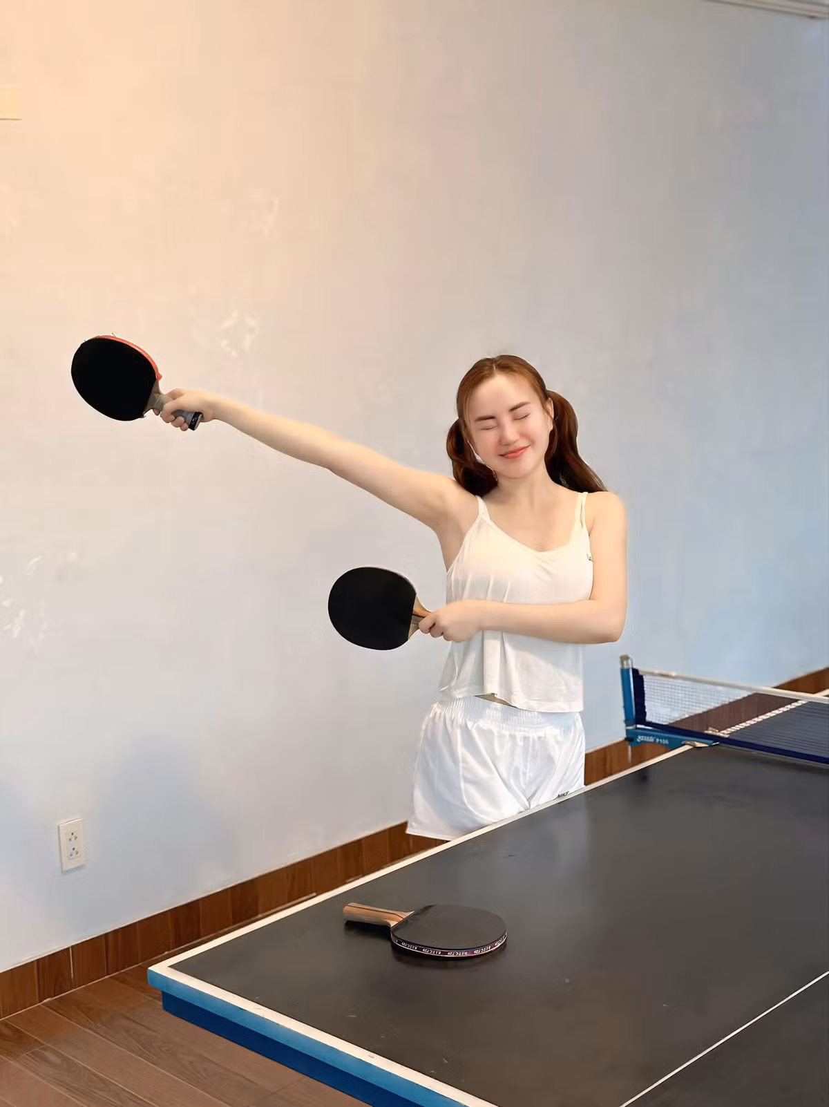 Ca sĩ Vy Oanh trẻ trung chơi bóng bàn tại nhà. Ảnh: FB Nguyễn Vy Oanh