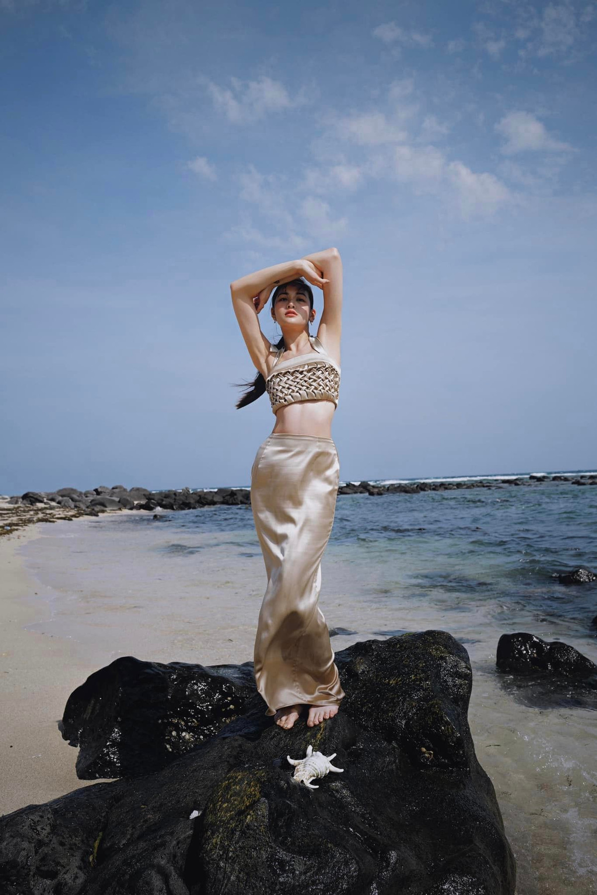 So với những hình ảnh trên phim, trông Thùy Anh trong bộ ảnh như một người hoàn toàn khác, nóng bỏng và quyến rũ hơn gấp bội. Ảnh: FBNV