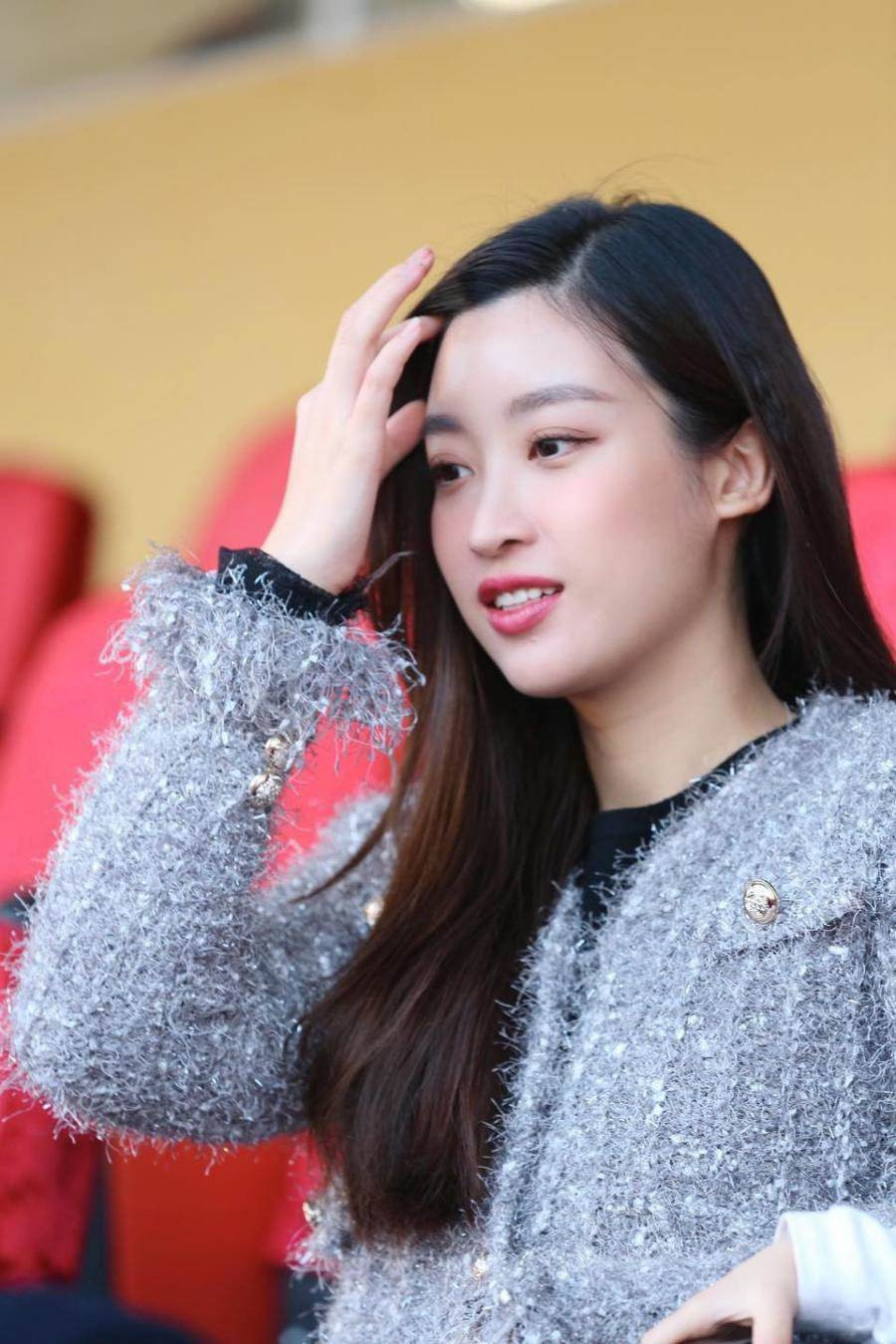 Từ những ngày đầu chạm tay vào chiếc vương miện đến thời điểm hiện tại, mỹ nhân Hà thành luôn duy trì phong cách thời trang nhã nhặn và kín đáo. Cô ít khi khoác lên người những bộ cánh hở hang.