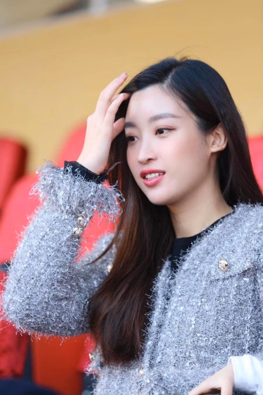 Từ những ngày đầu chạm tay vào chiếc vương miện đến thời điểm hiện tại, mỹ nhân Hà thành luôn duy trì phong cách thời trang nhã nhặn và kín đáo. Cô ít khi khoác lên người những bộ cánh hở hang.