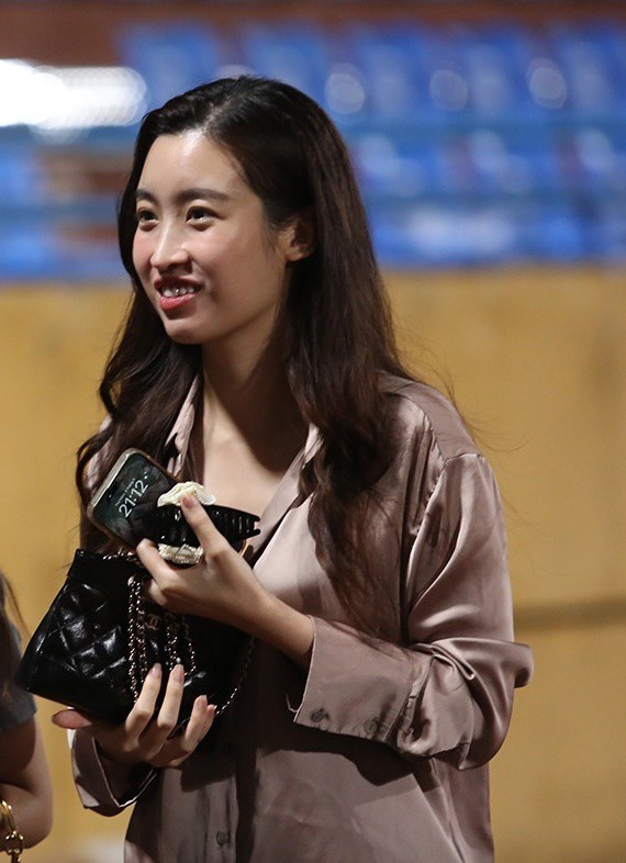 Lần này, Hoa hậu Đỗ Mỹ Linh mất điểm vì diện trang phục giống đồ ngủ, cô để mặt mộc, tóc xõa dài tự nhiên.