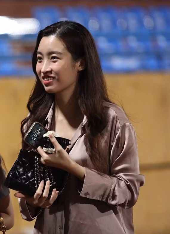 Lần này, Hoa hậu Đỗ Mỹ Linh mất điểm vì diện trang phục giống đồ ngủ, cô để mặt mộc, tóc xõa dài tự nhiên.