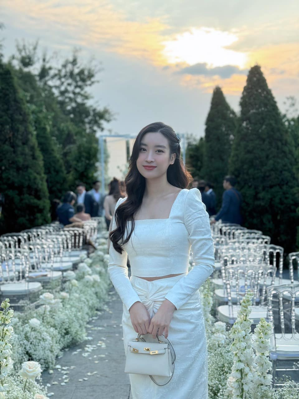 Nàng hậu chinh phục người hâm mộ bằng vẻ đẹp tinh tế với trang phục kín đáo, nhẹ nhàng nhưng vẫn tôn được đường cong mỹ miều.