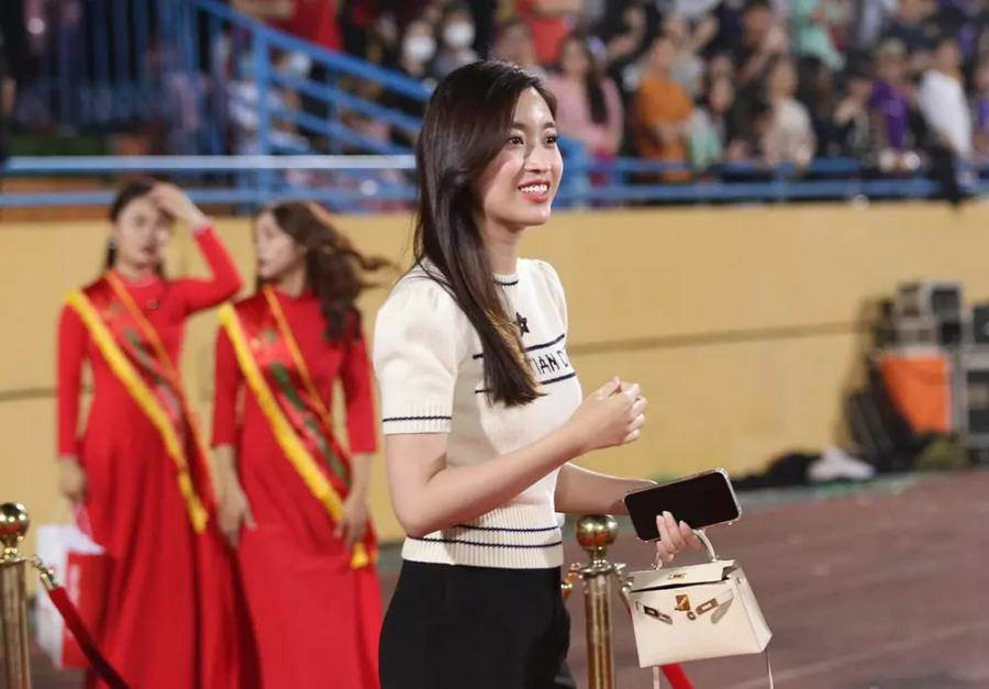 Ngoài ra, cô cũng là tín đồ hàng hiệu. Ngoài bộ sưu tập túi xách Hermes, Dior giá trị, Đỗ Mỹ Linh còn sở hữu nhiều mẫu áo, váy hàng hiệu không quá nổi tiếng.