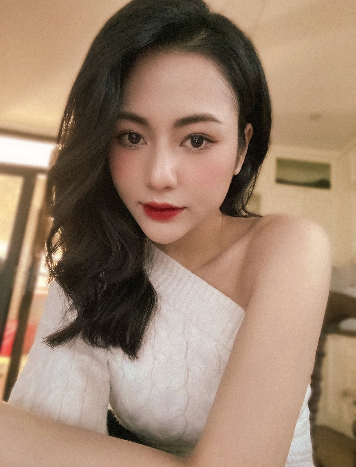 Cô quen thuộc với khán giả qua nhiều vai diễn trong các phim truyền hình Việt gần đây như: Cô gái nhà người ta, Trở về giữa yêu thương, Hương vị tình thân, Anh có phải đàn ông không, Thông gia ngõ hẹp, Dưới bóng cây hạnh phúc, Nơi giấc mơ tìm về, Mình yêu nhau bình yên thôi… Ảnh: FB Vũ Việt Hoa